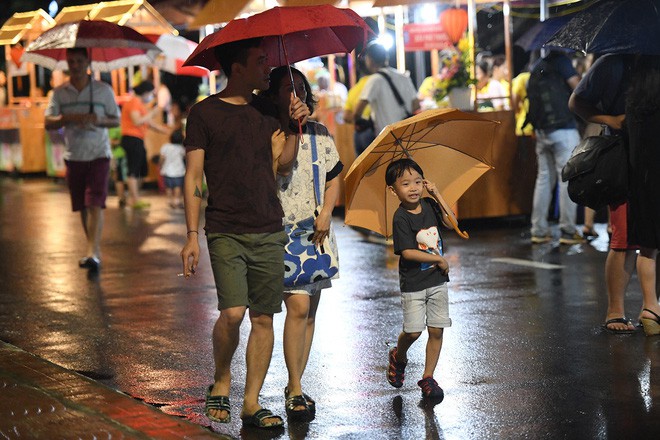 Người lớn, trẻ nhỏ Hà Nội đội mưa khai trương phố đi bộ Trịnh Công Sơn